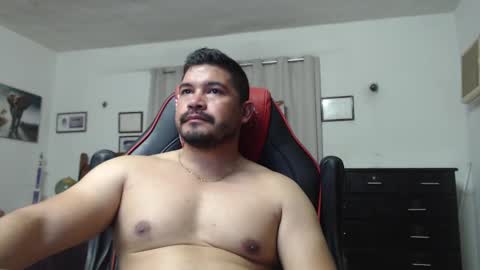 Snapshot of ronnie_dravenn chatting on January 3, 4:44 am online 10pm-1am online show from January 3, 4:44 am