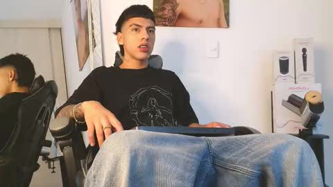  R U S S E L L  online show from March 2, 3:39 am