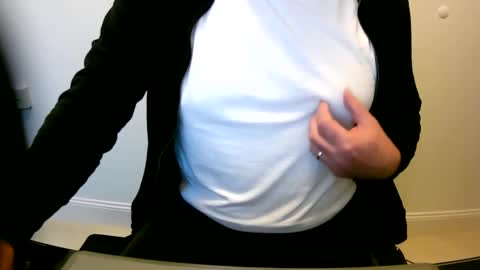 Snapshot of scotti30 chatting on December 5, 9:06 am Scott online show from December 5, 9:06 am