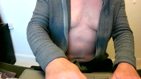 Snapshot of scotti30 chatting on December 23, 9:27 am Scott online show from December 23, 9:27 am