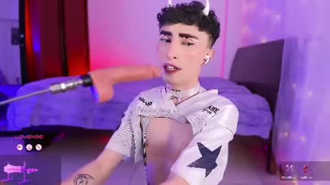     .  INDEPENDENT MODEL online show from July 25, 6:05 pm