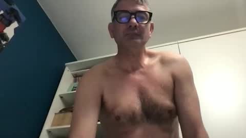 sesamechris92 online show from April 3, 6:10 am