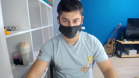Snapshot of sexxxdickbig chatting on December 7, 7:32 pm Tommy online show from December 7, 7:32 pm