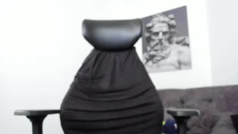 simon_leon01 online show from March 28, 1:44 pm