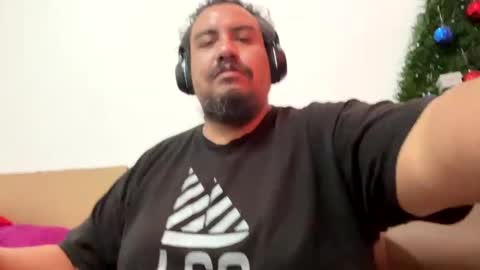 Snapshot of skinhell chatting on January 19, 10:17 pm Elias online show from January 19, 10:17 pm