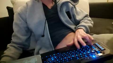 Snapshot of smokeandwatching chatting on December 8, 12:18 am Smokeandwatching online show from December 8, 12:18 am