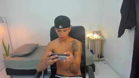 snak_master1 online show from October 6, 1:05 pm