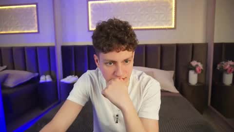 Esrefan online show from March 12, 9:00 pm