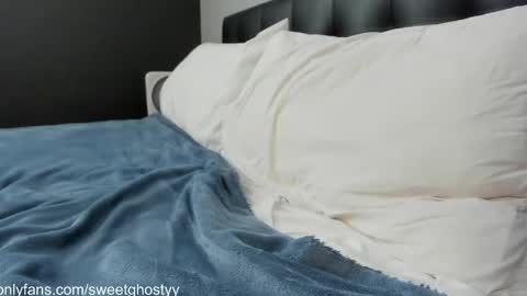 sweetghosty online show from April 8, 12:11 am