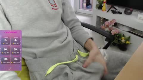 SwetLittleBoy4u online show from December 10, 8:30 am