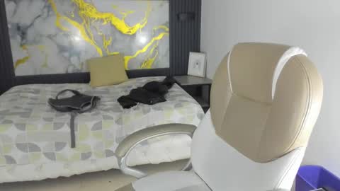 sylasfrost online show from December 4, 9:00 pm