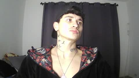 independent model online show from May 30, 10:15 am