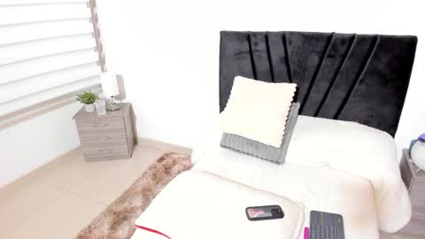 taylormaccurdy_ online show from October 24, 6:09 pm