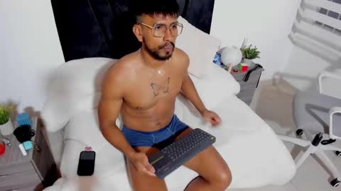 taylormaccurdy_ online show from September 23, 6:51 pm