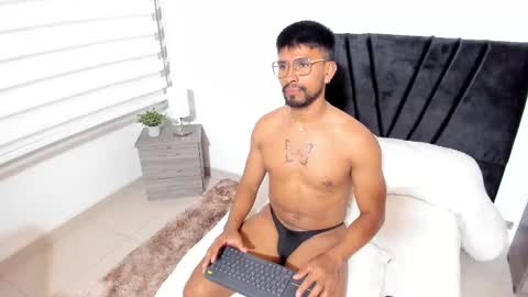 taylormaccurdy_ online show from October 10, 7:07 pm