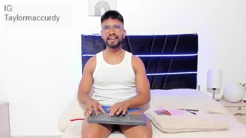 taylormaccurdy_ online show from January 19, 3:25 pm