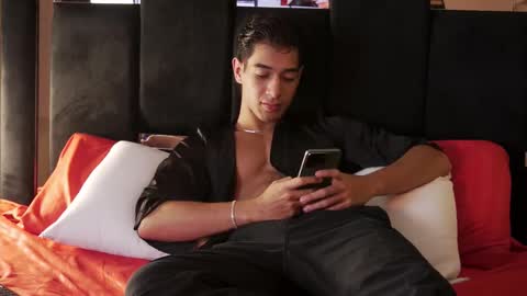 taylorsmiths_ online show from December 18, 4:52 am