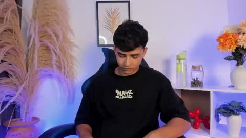 Thiago  online show from May 18, 12:07 am