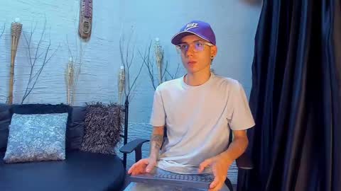 ThomasJones   online show from February 19, 11:49 am