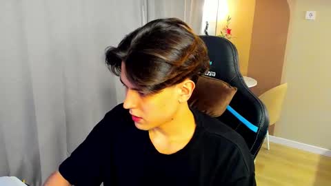 travisrivas online show from December 19, 5:32 pm