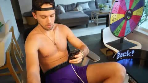 Snapshot of troy_greenxo chatting on September 15, 8:54 pm Troy Green online show from September 15, 8:54 pm