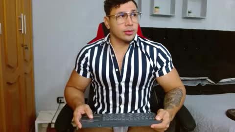 tyler_hank1 online show from December 4, 11:17 am