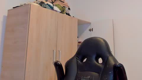     online show from December 3, 3:33 pm