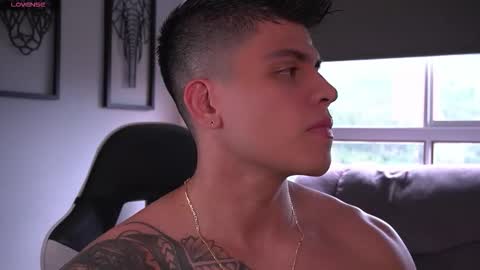 Snapshot of tyler_muscle chatting on September 18, 7:38 pm David online show from September 18, 7:38 pm