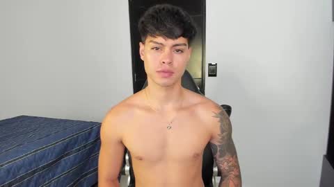 yanpaul83 online show from November 15, 8:33 pm