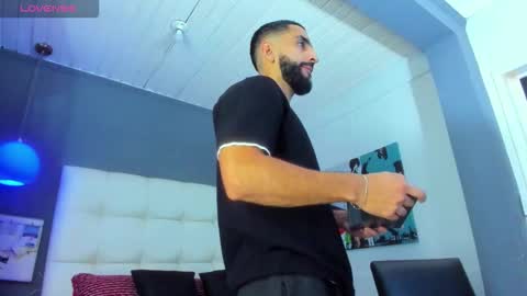 Yiyo online show from December 18, 4:30 am