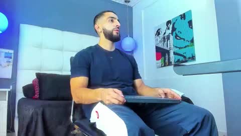 Yiyo online show from December 4, 4:41 am