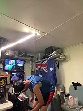 Hereisjohnnyberg online show from April 6, 4:42 am