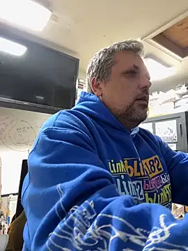 Snapshot of tank32s chatting on December 10, 9:55 am tank32s online show from December 10, 9:55 am