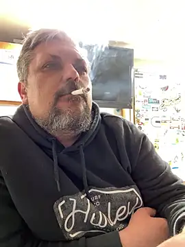 Snapshot of tank32s chatting on March 16, 8:43 am tank32s online show from March 16, 8:43 am