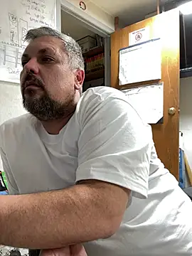 Snapshot of tank32s chatting on February 23, 8:33 am tank32s online show from February 23, 8:33 am