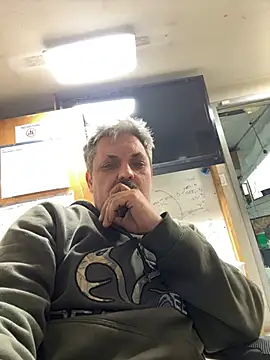 Snapshot of tank32s chatting on January 24, 6:57 am tank32s online show from January 24, 6:57 am