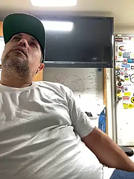 Snapshot of tank32s chatting on December 8, 10:19 am tank32s online show from December 8, 10:19 am