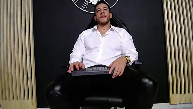 Snapshot of Maxxxpowerful chatting on December 14, 3:29 am Maxxxpowerful online show from December 14, 3:29 am
