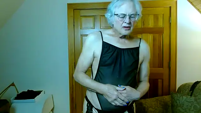 Snapshot of stripfun23 chatting on November 1, 1:20 am stripfun23 online show from November 1, 1:20 am