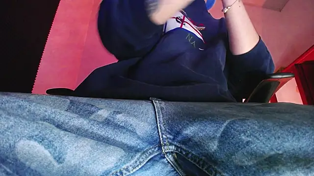 zacwatson  online show from December 19, 4:09 am