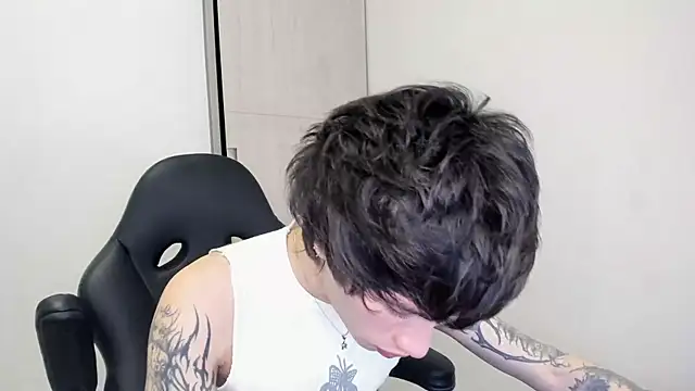 liamelf online show from March 28, 6:24 am