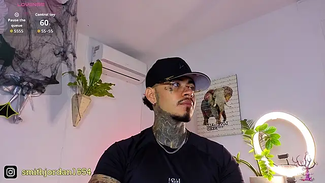 JordanSmiith  online show from October 31, 9:40 pm