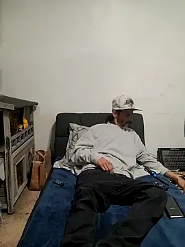 Snapshot of LongDickZee562 chatting on October 8, 5:06 pm LongDickZee562 online show from October 8, 5:06 pm