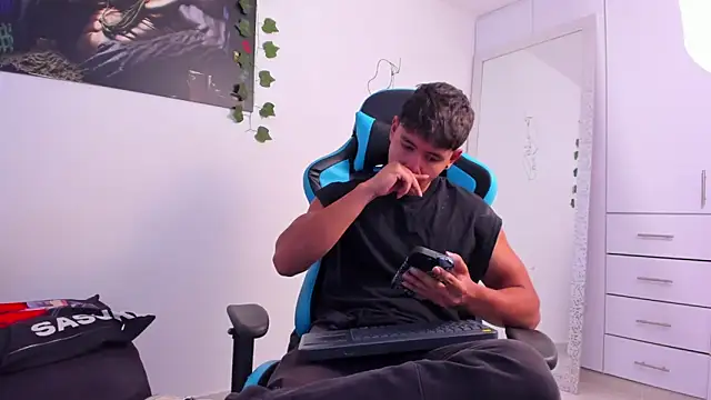 Bray Kevin online show from December 15, 3:31 pm