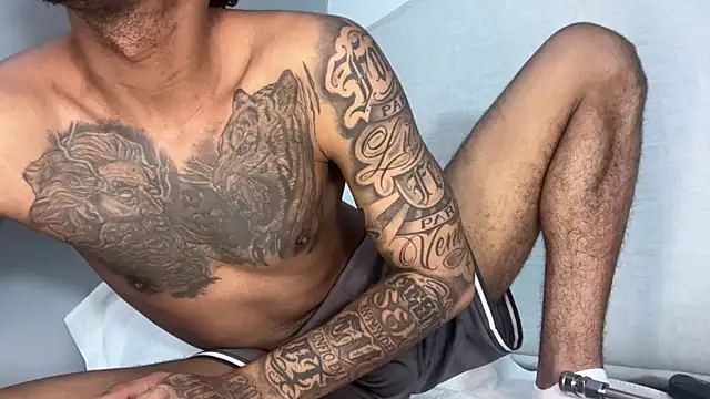 dominic brandd23 online show from December 19, 1:57 am