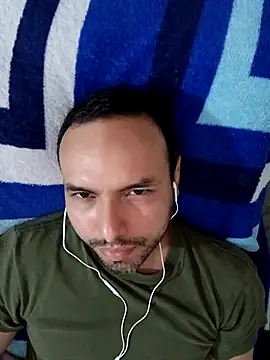 Snapshot of ElSunEagle chatting on December 26, 5:04 am ElSunEagle online show from December 26, 5:04 am