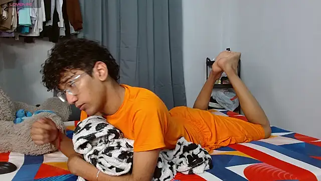 harrytwink18 online show from February 4, 4:40 am