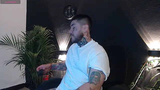 Snapshot of Ash_gusbig chatting on February 14, 3:33 am Ash gusbig online show from February 14, 3:33 am
