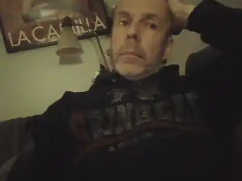Snapshot of SHARPSkinhead chatting on December 17, 10:43 pm SHARPSkinhead online show from December 17, 10:43 pm
