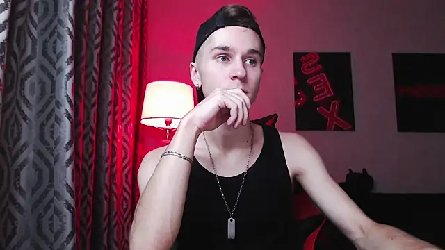 Joseph  Quinn online show from November 30, 11:45 am